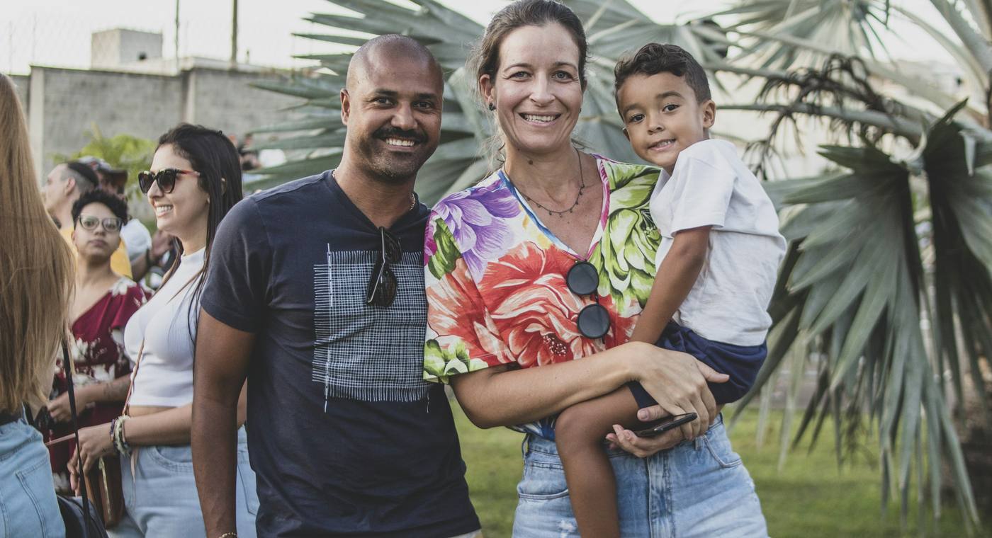 Pessoas reunidas ao ar livre